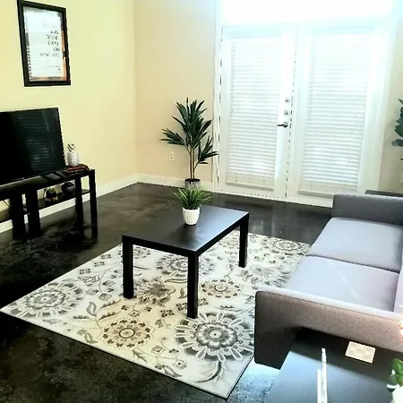 Roomy Downtown Abode